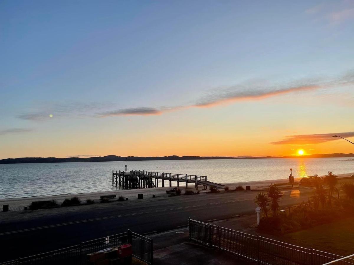 Beach Front Resort! Maraetai 外观 照片